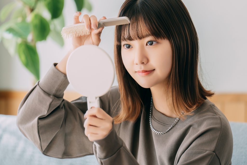 自然体な笑顔で前向きな印象を与える女性のポートレート