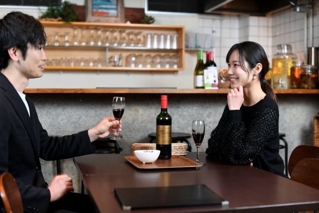 婚活で良い出会いを見つけ、幸せそうな笑顔を見せる30代女性