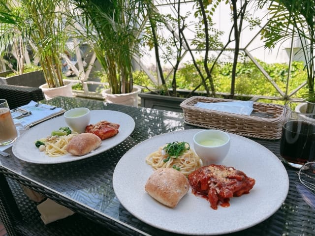待ち合わせに便利な駅近の立地を重視するイメージ