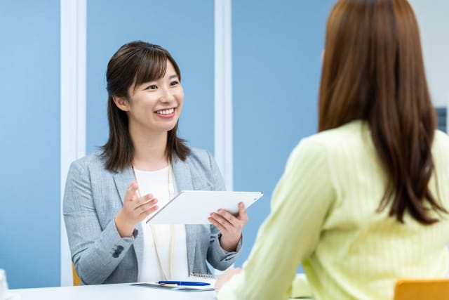 ノートを広げて自分自身の結婚観や理想を整理する30代女性