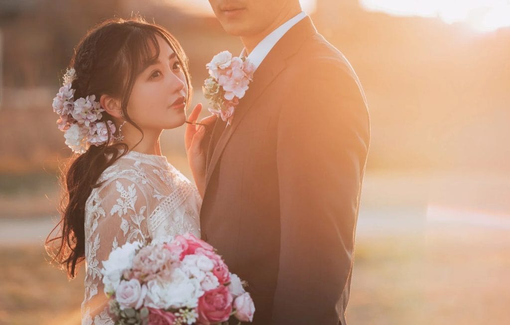 チャペルで向かい合う新郎新婦