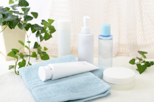 30代の婚活女性が使いやすい、プチプラで効果の高い基礎化粧品とスキンケアボトルの並び