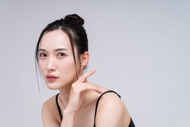 婚活に最適な透明感のあるナチュラルメイクを施した女性の笑顔