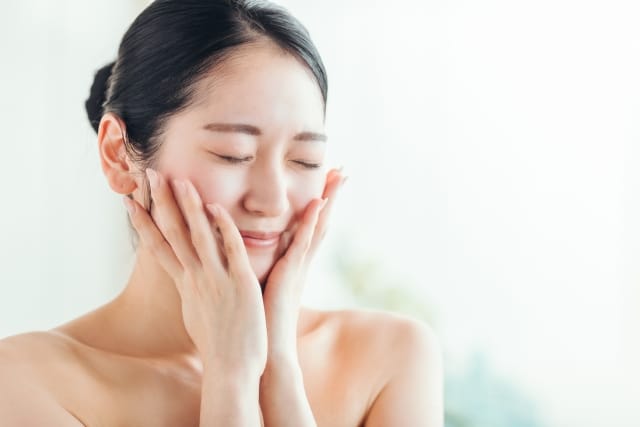 美肌のためにバランスの良い食事やフルーツを摂るヘルシーなライフスタイル