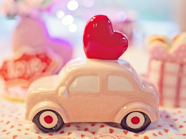 30代の婚活ドライブデートで仲を深めるカップルのイメージ