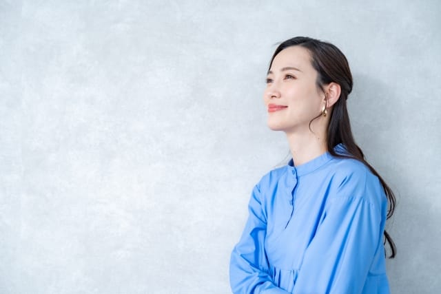 30代の婚活を成功させる美容戦略。自分磨きで自信に満ちた笑顔を見せる女性