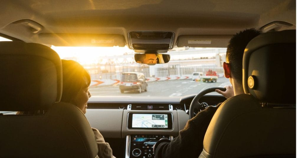 ドライブデート中に車内で楽しく会話をする30代の男女