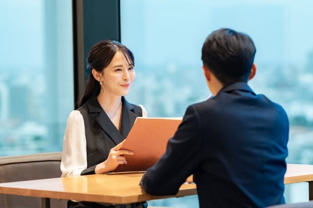 結婚相談所のカウンセラーから親身なアドバイスを受ける30代女性