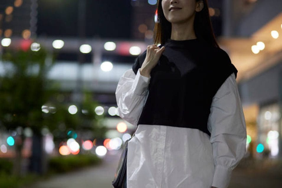 デートの帰り道、楽しかった時間を思い出す女性