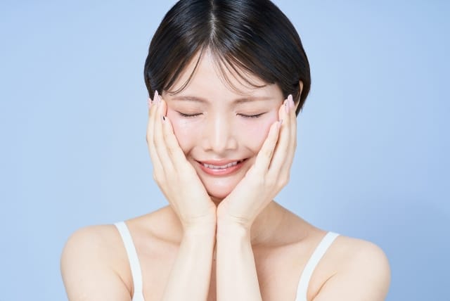 スキンケアする30代女性