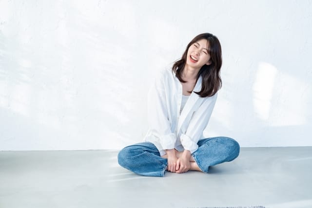 婚活パーティーで好印象を与える、清潔感あふれる笑顔の女性