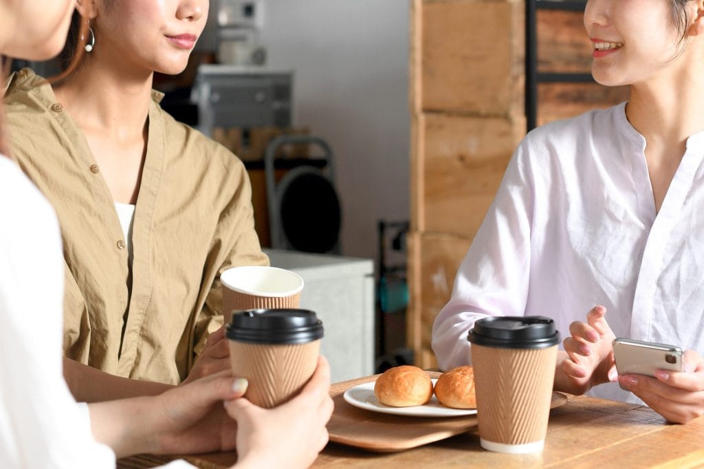 婚活に勤しむ女性同士がカフェで現況報告している様子