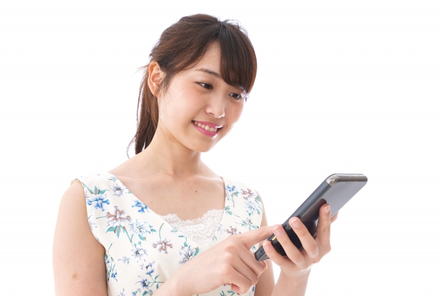 理想のパートナーと出会うためのツールとしてスマートフォンで婚活アプリを操作する手元