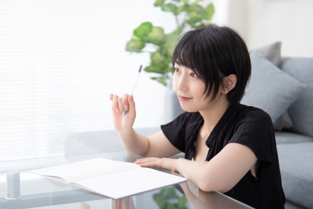 明るい光の中で前を向き、穏やかな笑顔を見せる女性。婚活の考え方を変えて前向きになった様子。