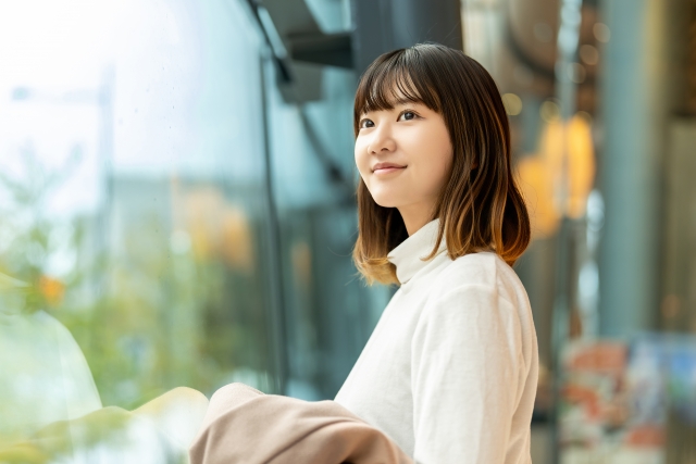 デートの準備を整え、穏やかな表情で手元を見つめる女性