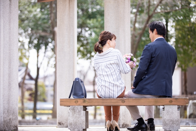 婚活パーティーでマッチングした男女が笑顔で話している様子と2回目デート