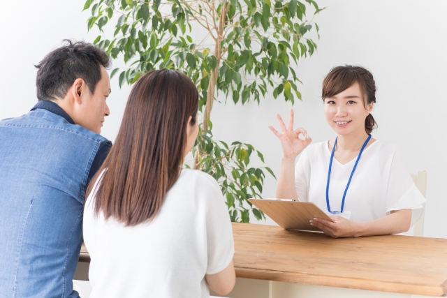 料金やサポート体制など結婚相談所の正しい選び方・比較のポイントをチェックする女性